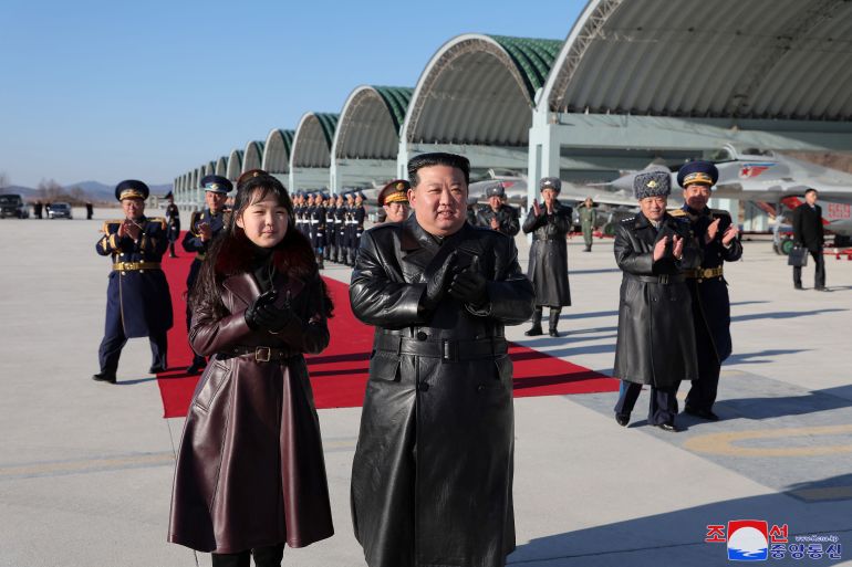 Kim Jong Un i njegova kćerka prisustvovali su demonstracionom letu zračnih snaga