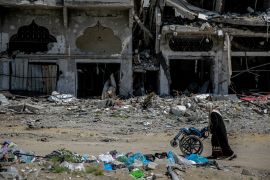 Žena gura kolica pored uni&scaron;tenih zgrada na sjeveru Pojasa Gaze, 21. marta 2024. [AFP]