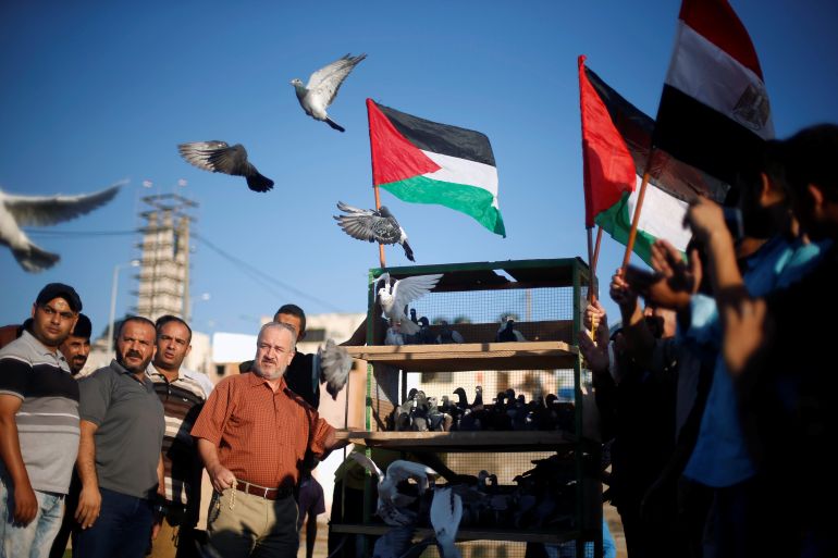 Ljudi puštaju golubove kako bi pokazali podršku sporazumu o jedinstvu između rivalskih palestinskih frakcija Hamasa i Fataha (REUTERS/Mohammed Salem)