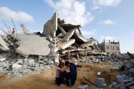 Palestinska djeca sjede na mjestu izraelskog napada na kuću, usred sukoba između Izraela i palestinske grupe Hamas, u Rafahu u južnom Pojasu Gaze, 21. aprila 2024. (Mohammed Salem/Reuters)